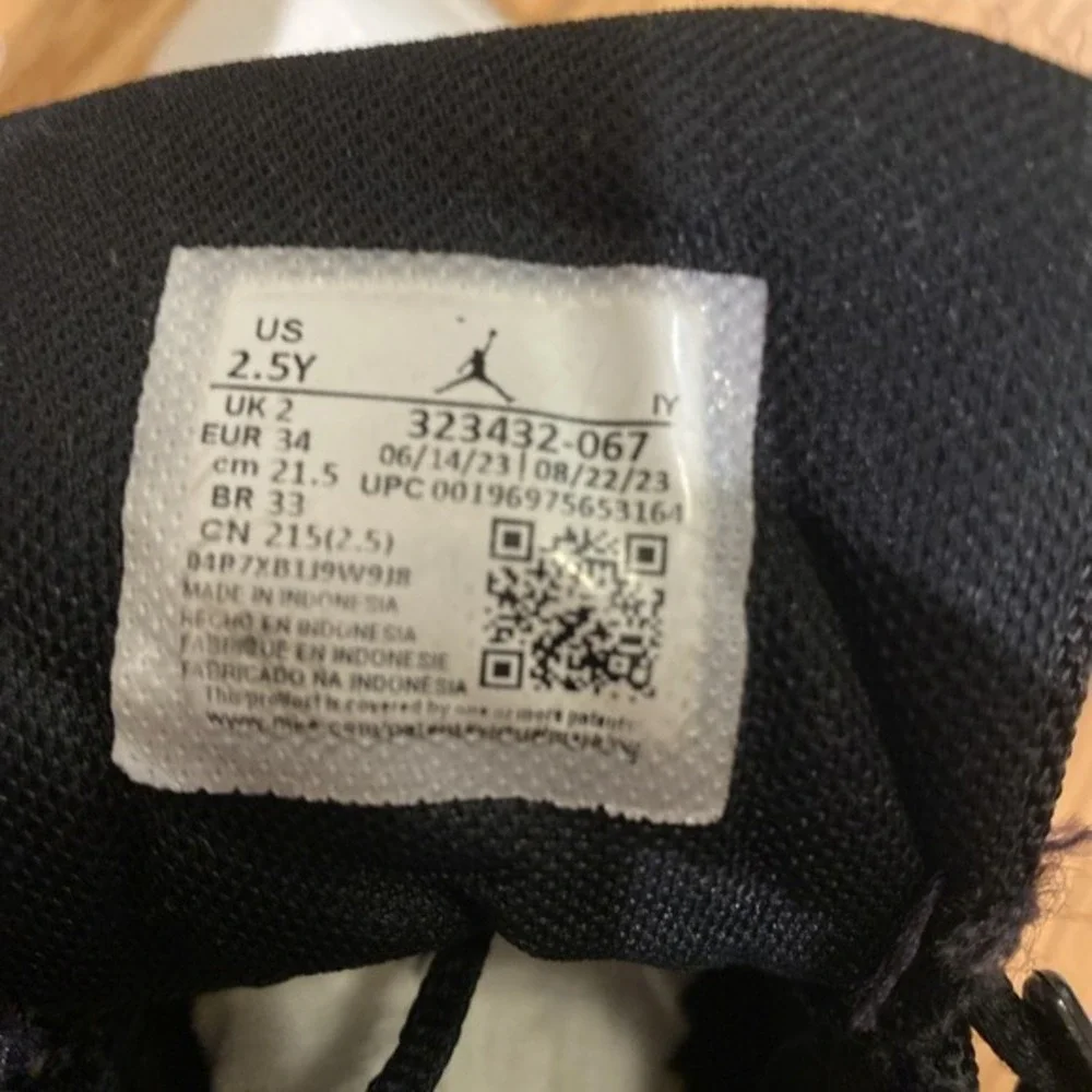 Air Jordan's  Boys 2.5Y 323432-067  White/Black ‎  3671